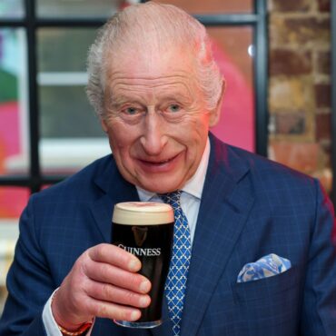 King pours ‘perfect’ pint of Guinness