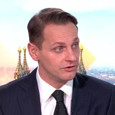 UK government refuses to say if US would be wrong to invade Greenland