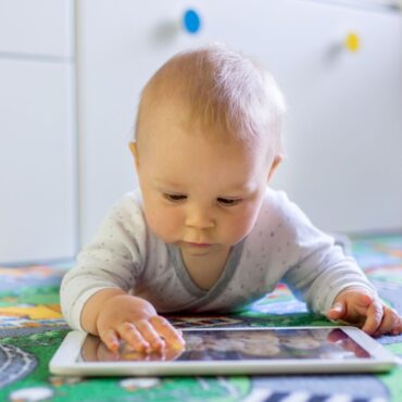 Screen time linked to poor speech development in under-fives, say ministers