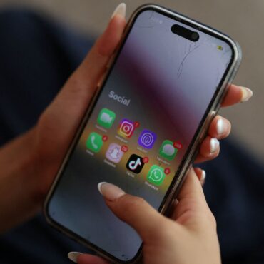 Conservatives pledge to ban social media for under-16s