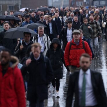Private sector wage rises drop to a five year low