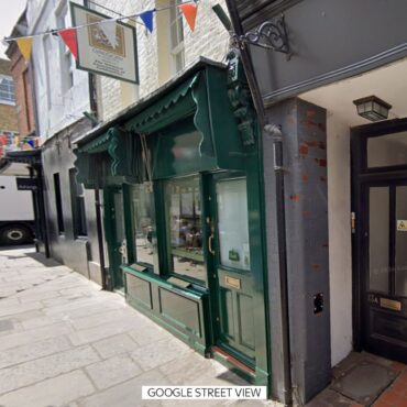 Sledgehammer-wielding robbers raid family jewellers