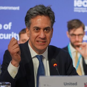 Greens pile pressure on Miliband over decoupling electricity and gas prices