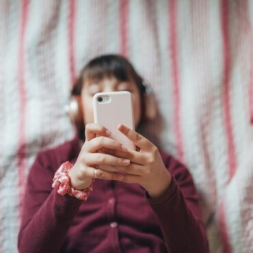Hundreds of teenagers to be banned from using social media for trial period