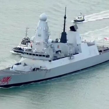 HMS Dragon docks with ‘minor technical issue’ as Iran war escalates