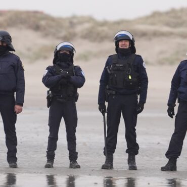 Riot police to be deployed to stop small boat crossings