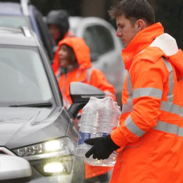 Water company boss to forgo bonus following water outage