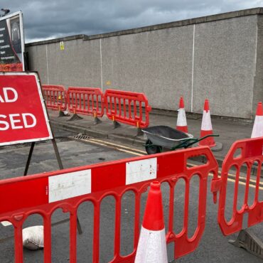 Car crashes into pedestrians – children taken to hospital