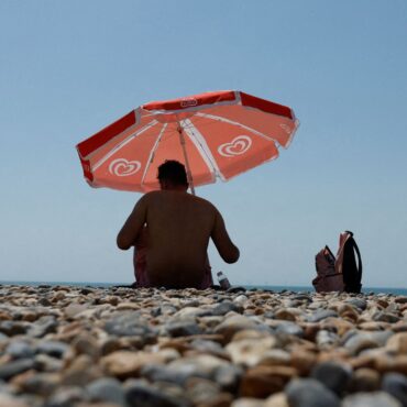 ‘Rather warm’ temperatures of  25C and above coming to UK, say forecasters