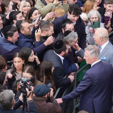 King visits Golders Green to show solidarity with Jewish community