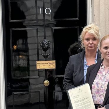 Ex-minister delivers letter to No 10 demanding PM meets with Epstein survivors