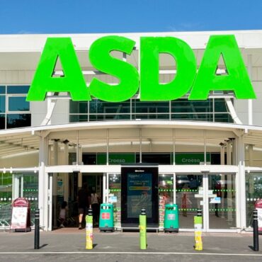 Asda losses grow to almost £1bn as it fends off Aldi