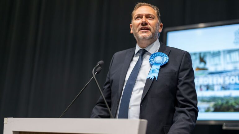 Tories and SNP win Scottish by-elections – as Labour come fourth in both races