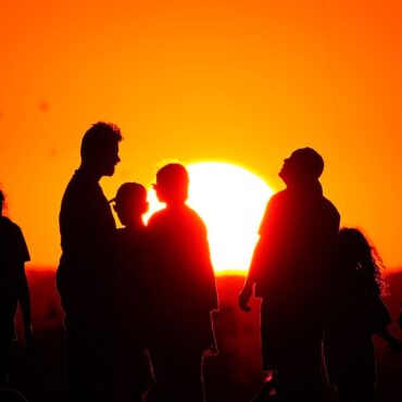 Health alerts issued as temperatures could hit 30C