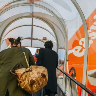 Rival bid to take over easyJet beats previous offer