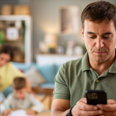 Parents ‘missing important family time’ due to aimless phone use