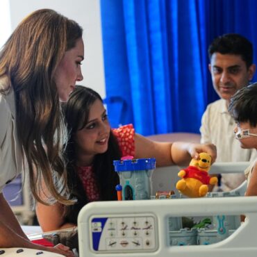 Kate talks dinosaurs and blows kisses as she meets boy, 3, with rare condition