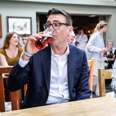 ‘It is British life’: No 10 enters ‘vertical drinking’ row