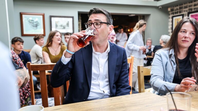 ‘It is British life’: No 10 enters ‘vertical drinking’ row