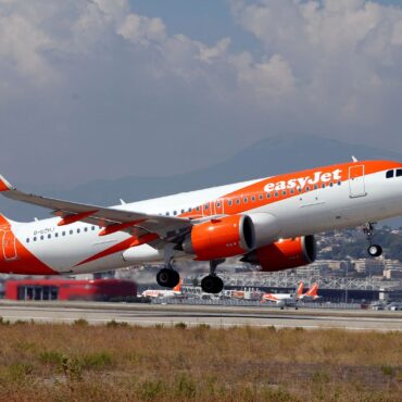 EasyJet agrees to £5.7bn takeover