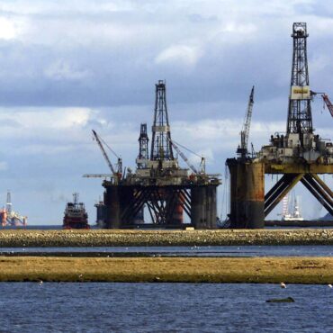 Oil and gas industry urges PM to approve controversial projects