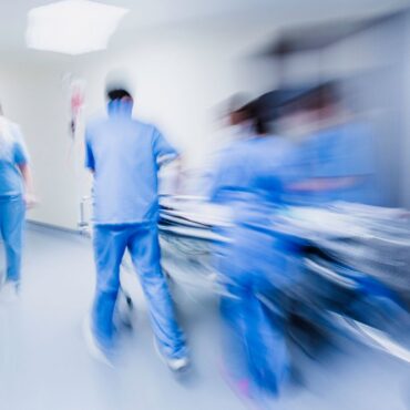Overcrowding in A&E linked to ‘hundreds of deaths a week’, study finds