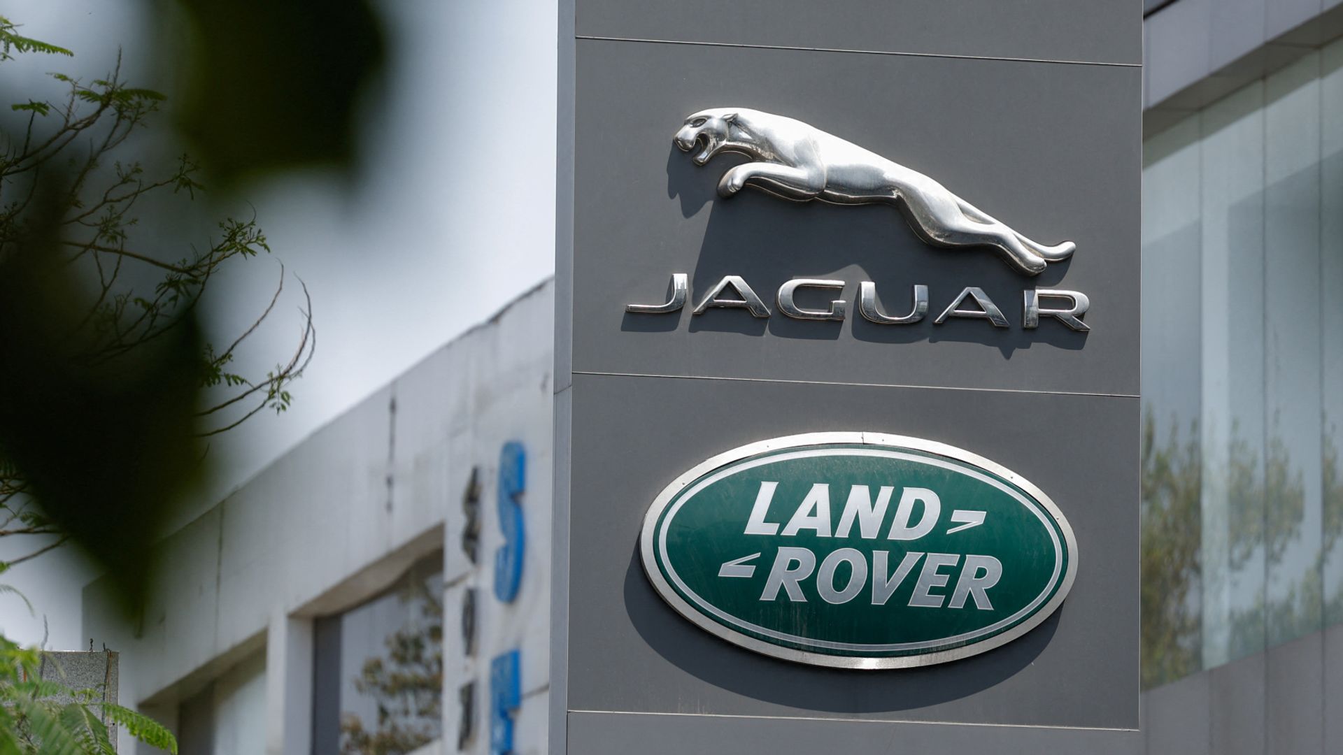 Jaguar Land Rover to cut 4,000 jobs