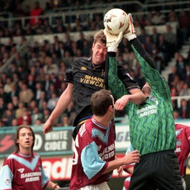 Former West Ham goalkeeper who famously denied Man Utd league title dies