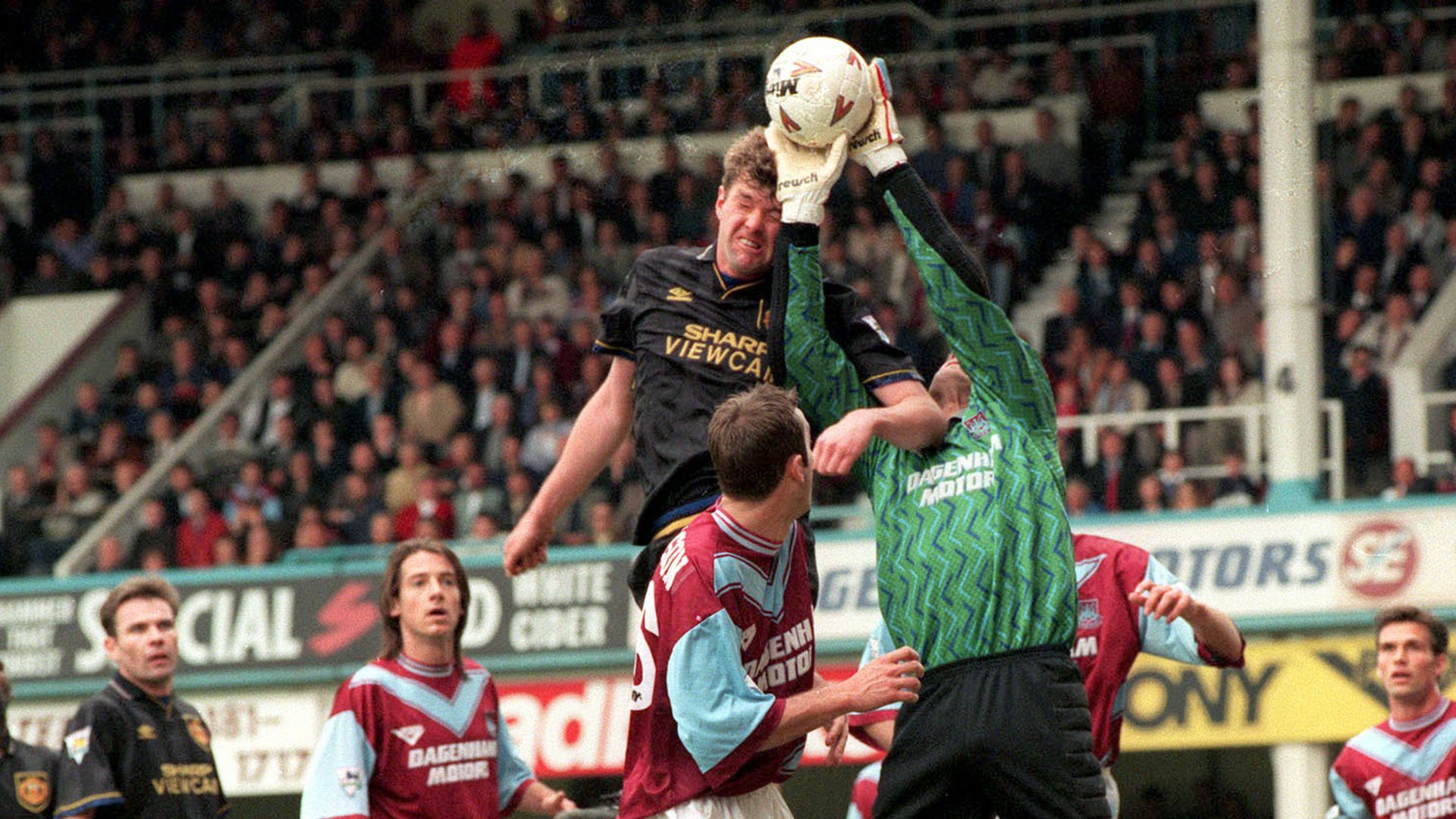 Former West Ham goalkeeper who famously denied Man Utd league title dies