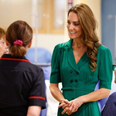 Kate visits hospital where she was treated for cancer
