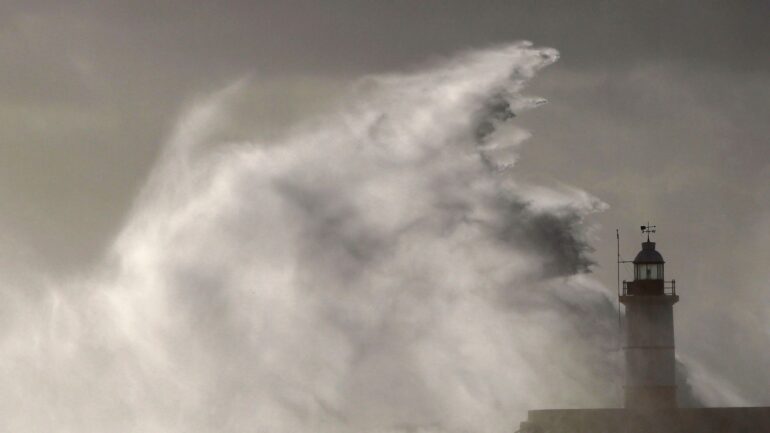 ‘Plunging temperatures’ and ‘wall of rain and snow’? Met Office sets the record straight